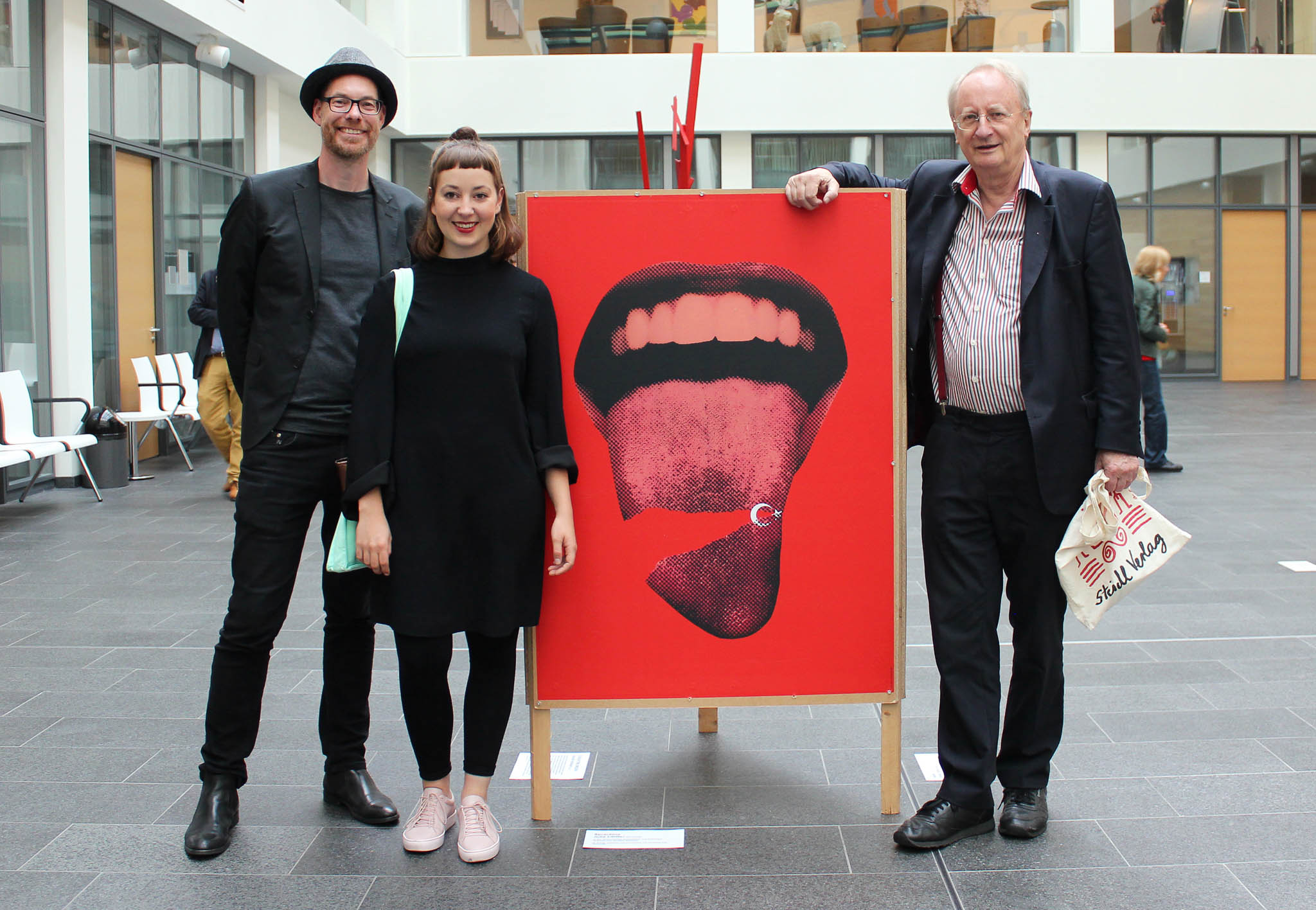 BKGD — MutZurWut Poster Winner 2017_Julia Löffler mit Klaus Staeck und Lehrer Schonhoff